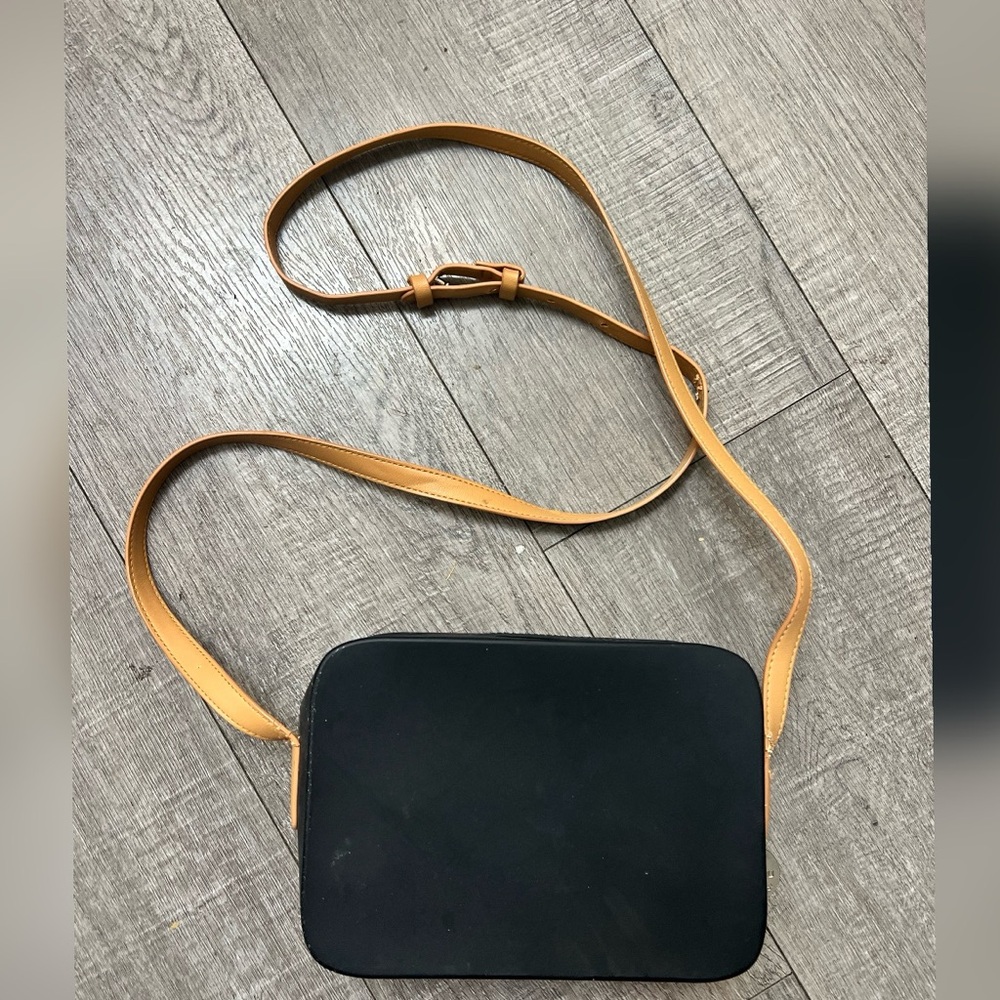 Fablou Chelsea Classic Black
Bag with Tan Strap
$145.00